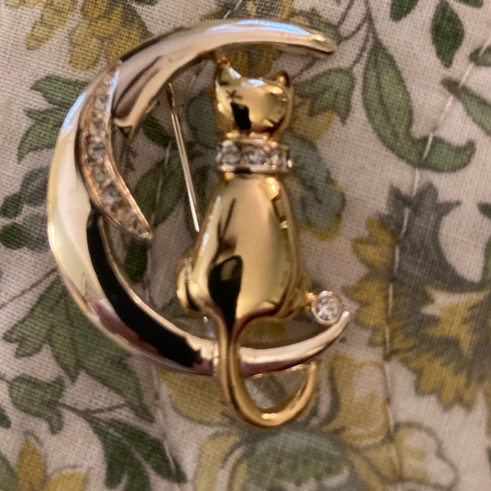 Adorable Cat Sitting in Moon Lapel Pin Brooch Gold Color w Rhinestones EUC